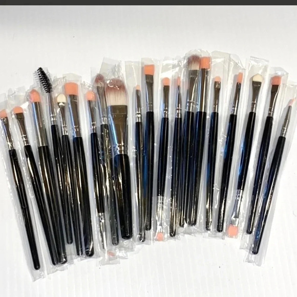 20 NEW MAKEUP BRUSHES GIFT BLACK SILVER GIFT BACHELORETTE BRIDE WEDDING - Picture 1 of 5